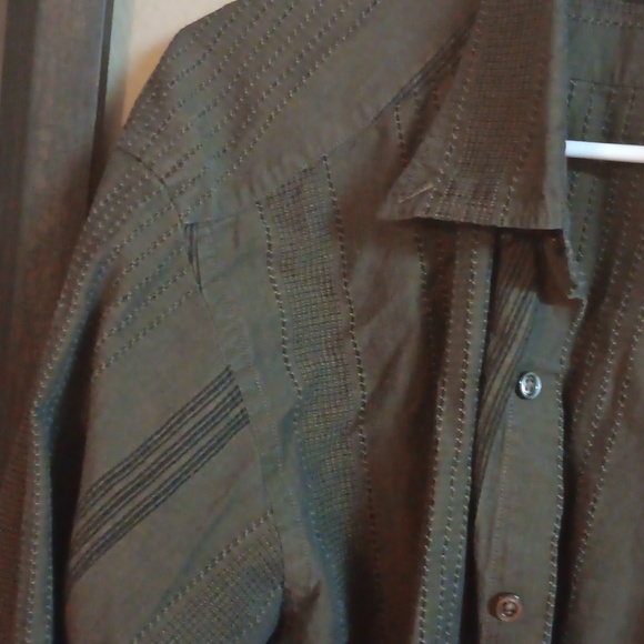 Size XLarge Men's Button Up - Picture 2 of 6